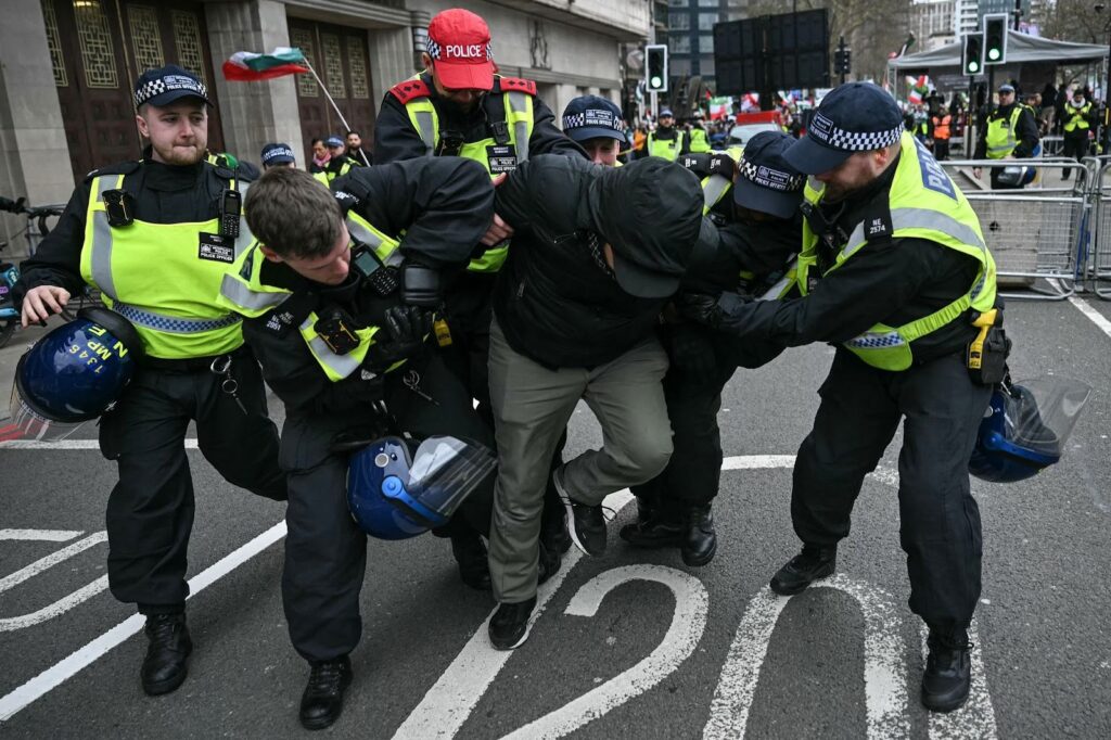 River Thames Used to Separate Pro- and Counter-Protesters at Banned Al ...